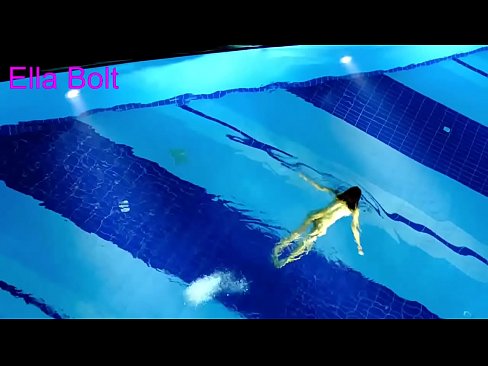 ❤️ म हेर्न रोक्न सक्दिन, जवान गोरा ELLA BOLT रिसोर्ट पूलमा नग्न पौडी खेल्दै समातियो ☑ सेक्स ❌️❤